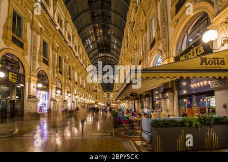 Blick in das Innere der Galleria Vittorio Emanuele II leuchtet in der Dämmerung, Mailand, Lombardei, Italien, Europa Stockfoto