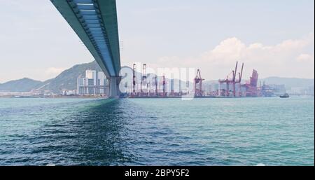 Kwai Tsing, Hongkong 02. Mai 2018:- Hafen und Steinbrücke für Container in Hongkong Stockfoto