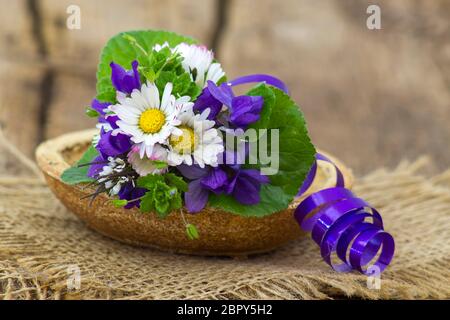 Viola odorata und Gänseblümchen - Frühlingsblumen Bouquet Stockfoto