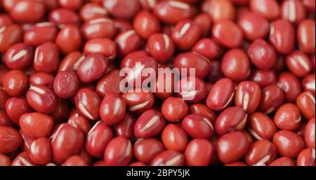 Rote Mungobohne in Holzschale Stockfoto