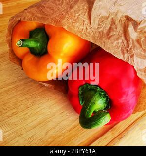 Ein gelber und roter Pfeffer nebeneinander in der Tasche Stockfoto