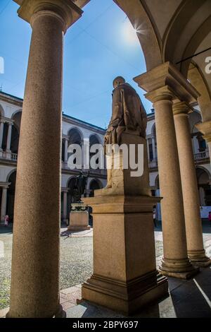 Innenhof und Statue in Pinacoteca di Brera Art Gallery in Brera District, Mailand, Lombardei, Italien, Europa Stockfoto