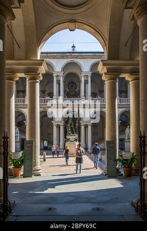 Innenhof und Statue in Pinacoteca di Brera Art Gallery in Brera District, Mailand, Lombardei, Italien, Europa Stockfoto