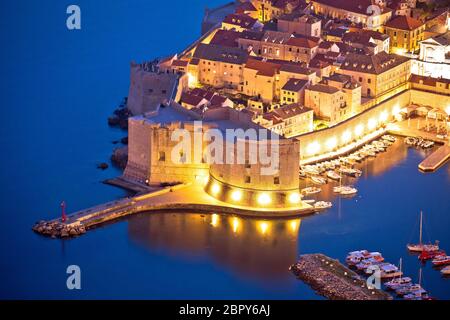 Dubrovnik Hafen und starke Verteidigung Wände Luftaufnahme, Dalmatien Region von Kroatien Stockfoto