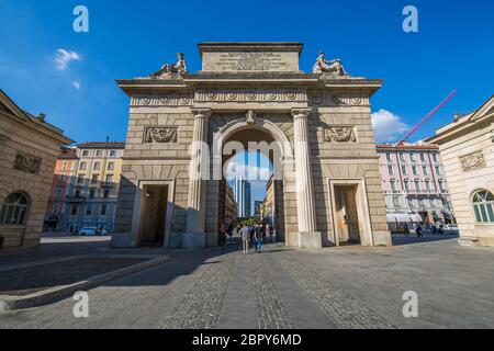 Blick auf die Porta Garibaldi auf der Piazza XXV Aprile, Mailand, Lombardei, Italien, Europa Stockfoto