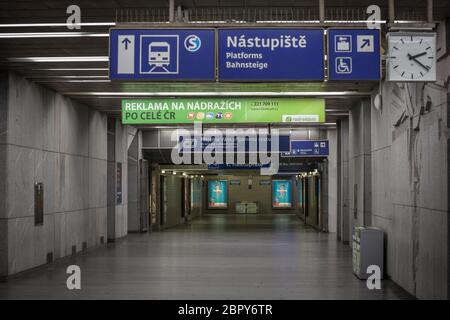 PRAG, TSCHECHIEN - 31. OKTOBER 2019: Leerer unterirdischer Korridor, der zu den Bahnsteigen des Bahnhofs Nadrazi Holesovice führt, mit Logos von Ceske Drahy Stockfoto