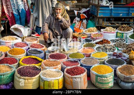 Ein Händler in Kashmiri, der Gewürze auf einem Markt in Srinagar verkauft Stockfoto