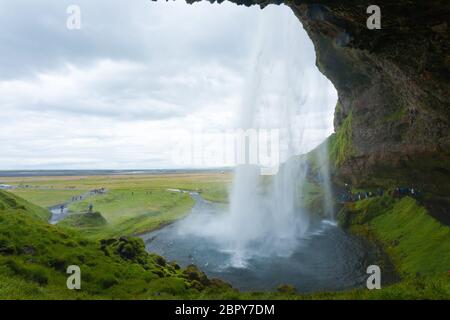 Seljalandsfoss fällt im Sommer Aussicht, Island. Isländische Landschaft. Stockfoto