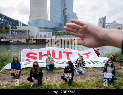 20. Mai 2020, Nordrhein-Westfalen, Datteln: Umweltaktivisten von Greenpeace und Fridays for Future, darunter Luisa Neubauer (2. V.l.), stehen vor dem Kohlekraftwerk Datteln 4, weit entfernt von einem Gruppenfoto wegen der Koronakrise. Das angrenzende Kohlekraftwerk Datteln 4 im nördlichen Ruhrgebiet ist zum Symbol der energiepolitischen Debatte der Bundesregierung geworden. Das Kraftwerk des Düsseldorfer Energieunternehmens Uniper soll im Sommer endgültig ans Netz gehen. Der Betreiber Uniper hat eine Online-Einladung zu seinem jährlichen General Meetin erteilt Stockfoto