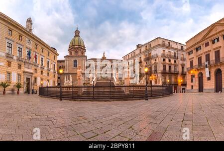 Die Praetorian Brunnen mit Kirche Santa Caterina im Hintergrund auf der Piazza Pretoria, auch als Platz der Schande, Palermo am Morgen bekannt, Sic Stockfoto