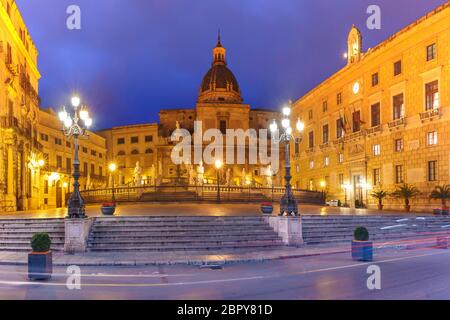 Die Praetorian Brunnen mit Kirche Santa Caterina im Hintergrund auf der Piazza Pretoria, auch als Platz der Schande, Palermo, Sizilien bekannt, ICH Stockfoto