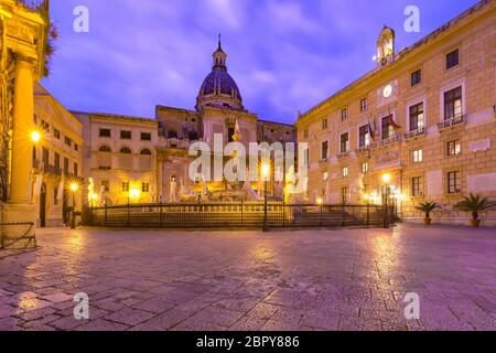Die Praetorian Brunnen mit Kirche Santa Caterina im Hintergrund auf der Piazza Pretoria, auch als Platz der Schande, Palermo, Sizilien bekannt, ICH Stockfoto