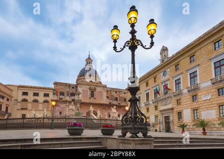 Die Praetorian Brunnen mit Kirche Santa Caterina im Hintergrund auf der Piazza Pretoria, auch als Platz der Schande, Palermo am Morgen bekannt, Sic Stockfoto