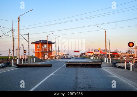 Krasnodar, Russland - 31. März 2018: Bahnübergang mit Schranke und eine Ampel. Stockfoto