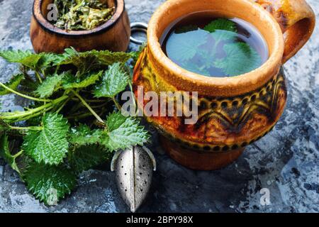Cup der gesunden Kräutertee mit nettle.Nettle Kaffee im Glas Stockfoto
