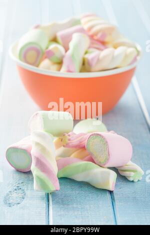 Süße bunte Marshmallows auf blauen Tabelle. Stockfoto