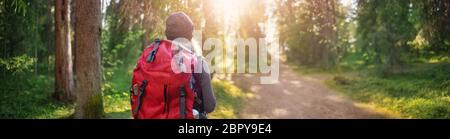 Junge Frau wandern und gehen Camping in der Natur Stockfoto