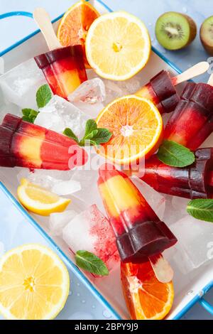 Fruchtig-bunten Eis Eis am Stiel mit einer Vielzahl an frischem Obst gab. Stockfoto