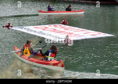 Datteln, Deutschland. Mai 2020. Aktivisten von Greenpeace schwimmen im Wasser des Dortmund-Ems-Kanals und halten ein Banner mit der Aufschrift 'Shut it down - Stop Datteln 4'. Das Kohlekraftwerk im nördlichen Ruhrgebiet ist zum Symbol der Debatte um die Energiepolitik der Bundesregierung geworden. Das Kraftwerk des Düsseldorfer Energieunternehmens Uniper soll im Sommer endgültig ans Netz gehen. Der Betreiber Uniper hat eine Online-Einladung zu seiner Hauptversammlung am 20.05.2020 erteilt. Quelle: Bernd Thissen/dpa/Alamy Live News Stockfoto