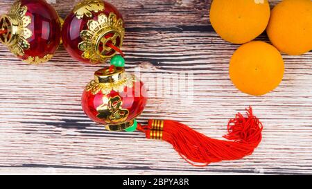 Kuala Lumpur, Malaysia - 12. September 2017: Mandarin Orange, rote Umschläge, Laterne Land Gold Barren. Hintergrundkonzept für das neue Jahr Stockfoto