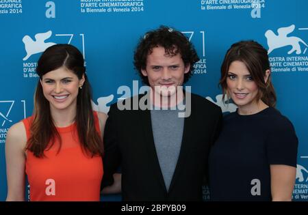 VENEDIG, ITALIEN - SEPTEMBER 04: Alexandra Daddario, Anton Yelchin und Ashley Greene nehmen an der Fotocolall 'Pasolini' während des 71. Filmfestivals in Venedig Teil Stockfoto