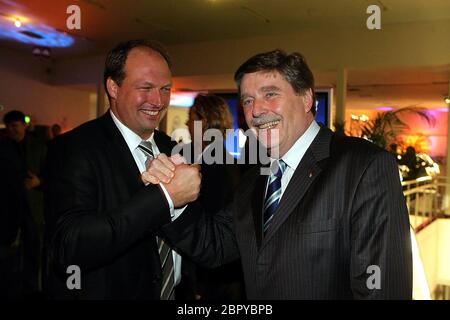 „Sportler treffen Sportler“ 9. Gala der Stiftung Deutsche Sporthilfe in Köln - der Kölner Oberbürgermeister Fritz Schramma (rechts). Stockfoto