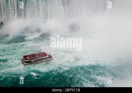 Blick auf die Niagara Fälle von der kanadischen Seite mit touristischen Boot Tour. International bekannte Ziel es gesehen worden. Stockfoto