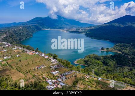 Luftaufnahme eines wunderschönen Sees in einer alten vulkanischen Caldera (Lake Buyan, Twin Lakes, Bali, Indonesien) Stockfoto