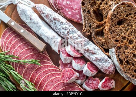 Verschiedene Arten von Salami mit dunklen Roggenbrot Stockfoto