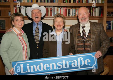 20 Jahre 'Lindenstraße' TV-Serie - Gastauftritt von Hollywood Star Larry Hagman in der ARD-Serie 'Lindenstraße'. Mit dabei: Andrea Spatzek, Larry Hagman, Marie-Luise Marjan und Bill Mockridge (von links). Stockfoto