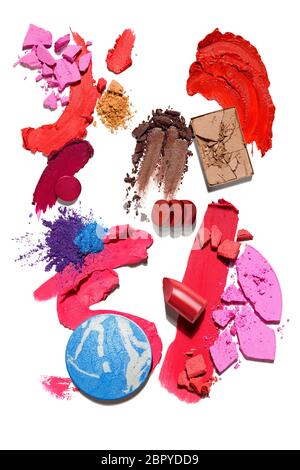 Kreatives Konzept Foto von Kosmetika swatches Schönheit Produkte mix Lippenstift Square und Round Lidschatten auf weißem Hintergrund. Stockfoto