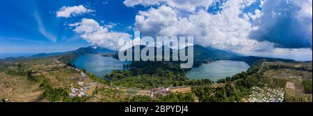 Panorama-Luftaufnahme von wunderschönen Zwillingsseen in einer alten vulkanischen Caldera (Seen Buyan und Tamblingans, Bali, Indonesien) Stockfoto