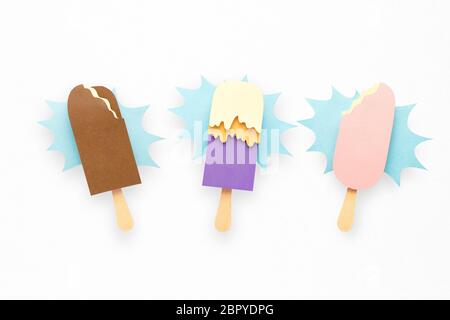 Kreative Ernährung drei gesunde Ernährung Konzept Foto von drei Eis Eis am Stiel und Papier scrapbooking auf Splash blauer Hintergrund gemacht. Stockfoto