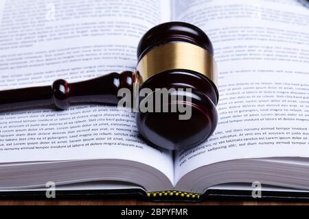 In der Nähe von Holz- Hammer und offenen Gesetz Buch Stockfoto