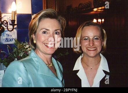 G8-Gipfel in Köln 1999 - Schluessen im 'EM Krützche'mit Hillary Clinton. Stockfoto