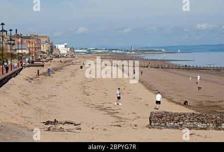 Portobello.Edinburgh, Schottland, Großbritannien. 20 Mai 2020. Ruhiger Start heiß sonnig und 18 Grad Celsius vor 10 Uhr. Blick auf den Sandstrand und die Promenade, die sich langsam füllt. Stockfoto