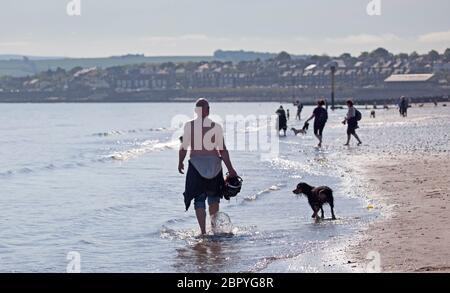 Portobello Edinburgh, Schottland, Großbritannien. 20 Mai 2020. Ruhiger Start heiß sonnig und 18 Grad Celsius vor 10 Uhr. Menschen und Hund am Meer. Stockfoto