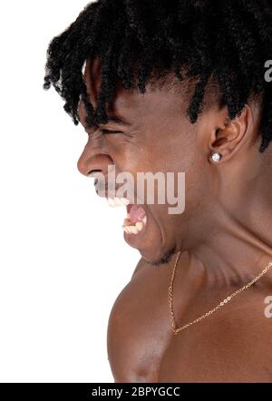 Ein afrikanischer amerikanischer Mann in der Nähe von seinem Gesicht schreiend mit seinen Mund weit offen, wütend, isoliert auf der Suche nach weißem Hintergrund Stockfoto