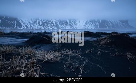 Mystische Landschaft der Stokksnes in der Nähe von Höfn bei Abenddämmerung, Island, Europa Stockfoto