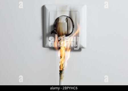 Elektrischer Kurzschluss Feuer auf Steckdose zu Hause Stockfoto