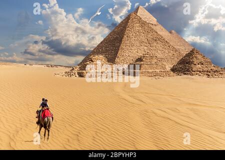Ägyptischen Pyramiden in der Wüste von Gizeh, Fantasy anzeigen. Stockfoto
