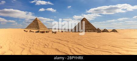 Panorama von Ägypten, mit Blick auf die Pyramiden von Gizeh, in der Wüste. Stockfoto