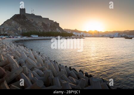 Sonnenuntergang über Muttrah Fort und Corniche in Muttrah, Muscat, Oman, Naher Osten, Asien Stockfoto