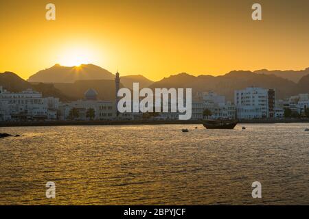Sonnenuntergang über der Al Rasool Al Adham Moschee und Corniche in Muttrah, Maskat, Oman, Naher Osten, Asien Stockfoto