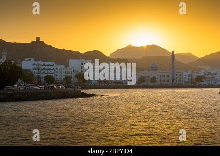 Sonnenuntergang über der Al Rasool Al Adham Moschee und Corniche in Muttrah, Maskat, Oman, Naher Osten, Asien Stockfoto
