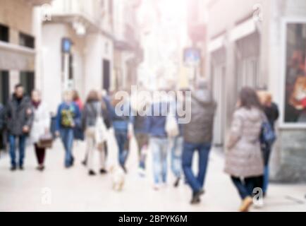 Menschen, die im Stadtzentrum spazieren, verschwommenes, unscharfes Bild. Fußgänger in der italienischen Straße in Verona, Italien. Stockfoto