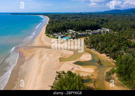 Luftaufnahme von geschlossenen Resorts und einem einsamen tropischen Strand in Thailand während der Sperrung des Coronavirus und Reiseverbote