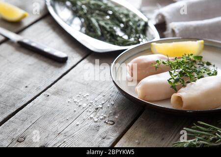 Vorbereitung der rohen Tintenfisch und Zutaten auf den Tisch. Stockfoto