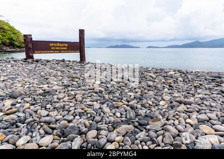 Ort Namensschild von Ko hin Ngam Insel und schöne Naturlandschaft von ungewöhnlichen Felsen in der Nähe des Meeres im Sommer ist eine berühmte touristische Attraktionen von Taruta Stockfoto