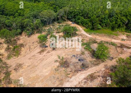 Luftaufnahme der Abholzung und Entwaldung eines tropischen Regenwaldes im ländlichen Thailand Stockfoto